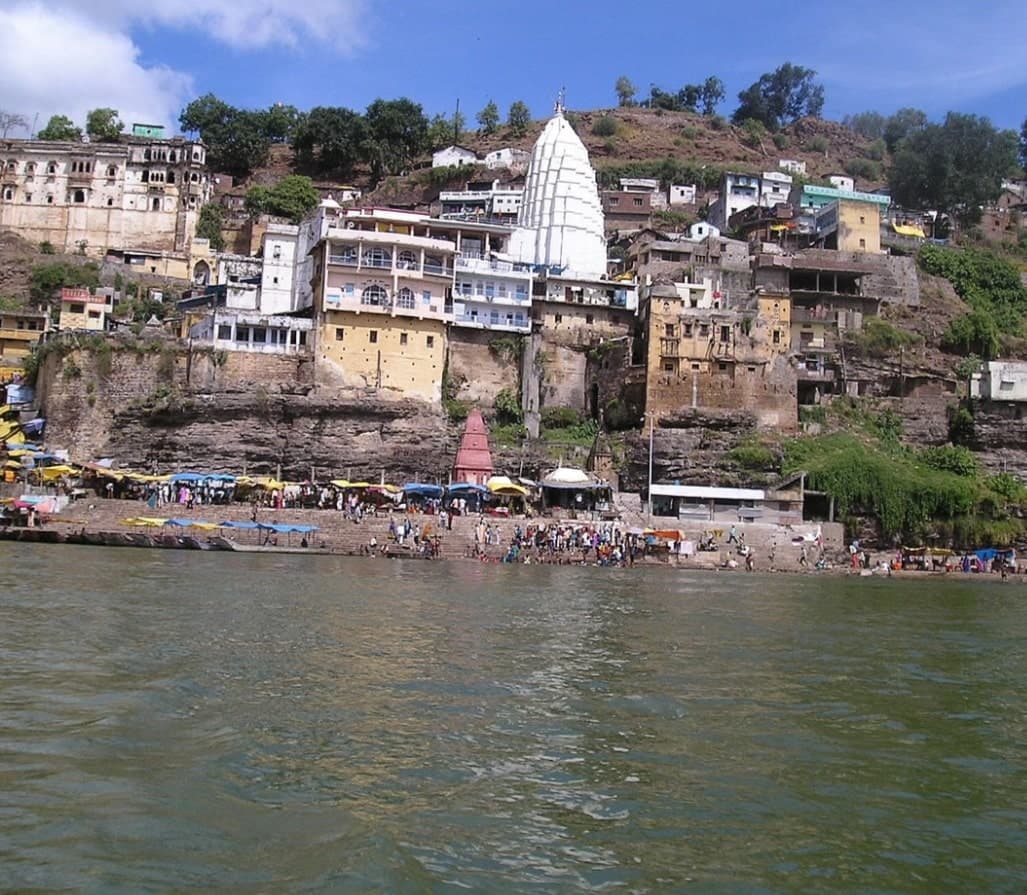 कोरोना काल में ओंकारेश्वर पुलिस का दोहरा मापदण्ड, गरीब पर रोक और रसूखदार कर रहे दर्शन