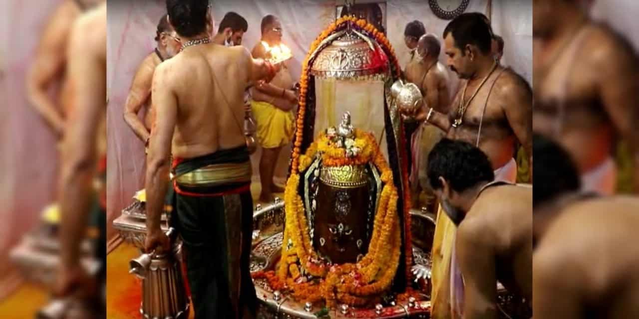 Rang Panchami पर महाकाल के दरबार में बिखरे रंग, टेसू के फूलों से बने रंग से खेली होली
