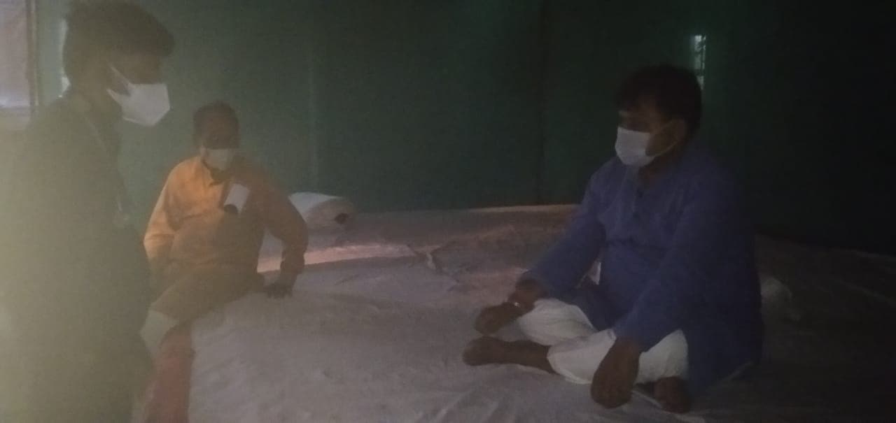मरीजों को न हो कोई परेशानी, अस्पताल के बाहर कोरोना प्रभारी मंत्री ने बिताई रात