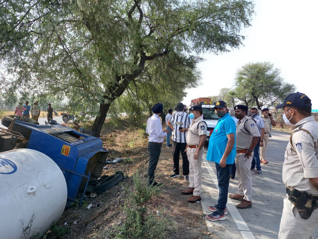 बड़ी खबर: ऑक्सीजन से भरा ट्रक अनियंत्रित होकर पलटा, मचा हड़कंप