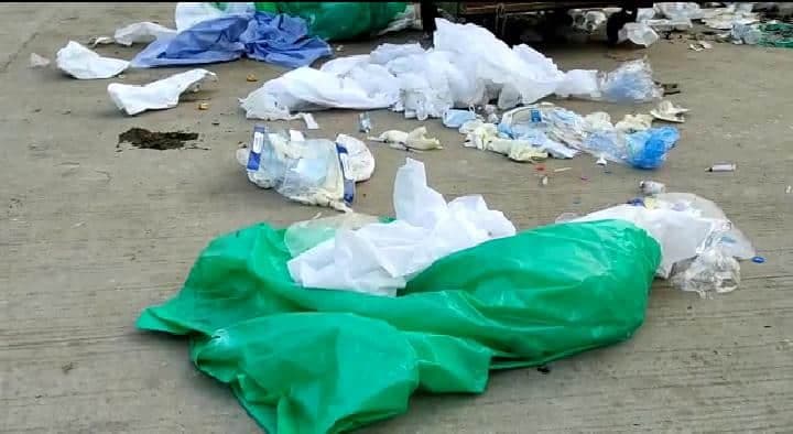 दतिया : अस्पताल प्रबंधन की बड़ी लापरवाही, प्रसूता वार्ड के सामने इस्तेमाल पीपीई किट फेंकी