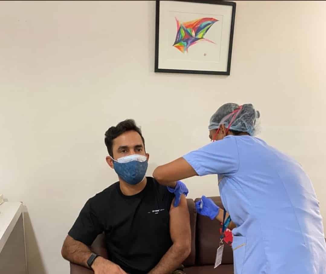 दिनेश कार्तिक ने वैक्सीन लेते हुए फोटो डाली, क्रिस लिन ने लिखा ‘पैंट तो पहन लेते’