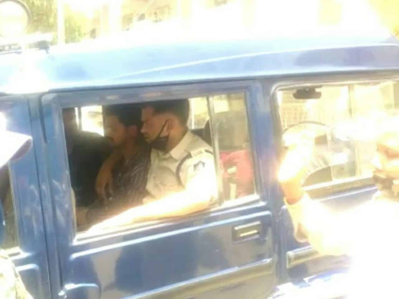कोरोना टेस्ट के लिए जा रहा आरोपी भागा, जनता ने पकड़कर किया पुलिस के हवाले