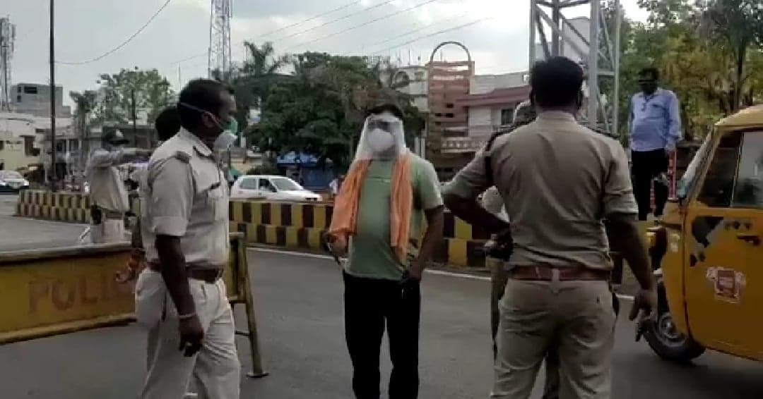 जबलपुर- बिना मास्क रोके जाने पर भाजपा मण्डल पदाधिकारियों का हंगामा, मचाया बवाल, सड़क पर लेटे