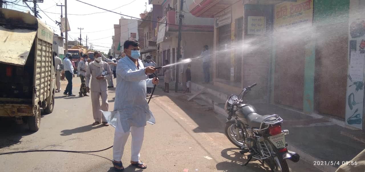 सड़क पर उतरे कोरोना प्रभारी मंत्री, अपने हाथों से किये गली, मोहल्ले, बाजार सेनेटाइज