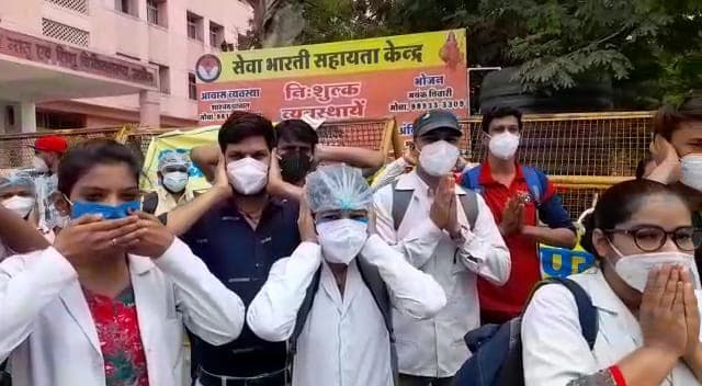 Ujjain : मंत्रीजी के बयान से गुस्साए हड़ताली अस्थायी स्वास्थ्यकर्मी