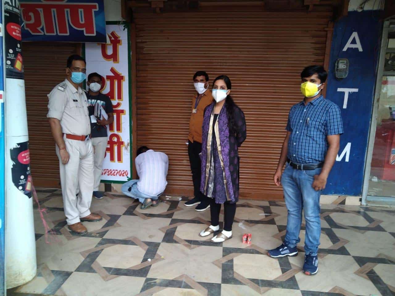एक्शन मोड़ में कलेक्टर, SDM ने झोला छाप डॉक्टरों व अवैध मेडिकल स्टोर पर मारा छापा