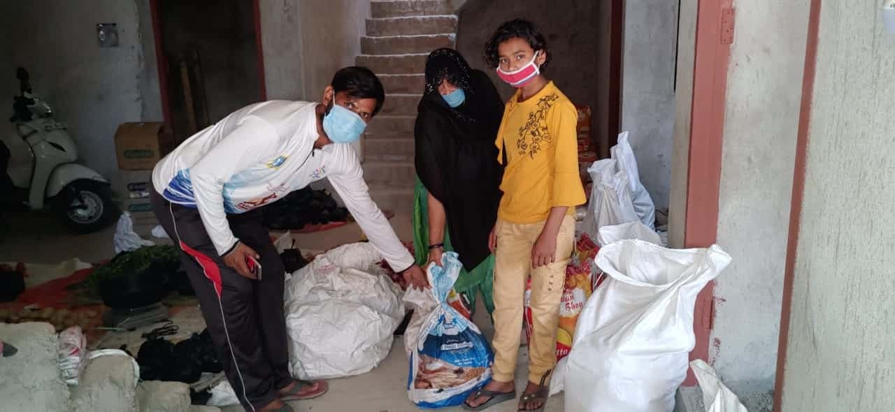 टीकमगढ़ में युवा ने पेश की मिसाल, बाइक बेचकर कर रहा गरीबों की मदद