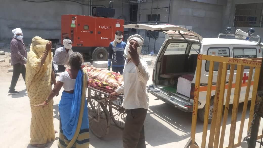 मुरैना : पहले ऑक्सीजन की कमी से मौत, फिर स्ट्रेचर नहीं मिला तो ठेले पर ले जाना पड़ा शव