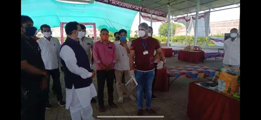 डबरा: गृह मंत्री डॉ नरोत्तम मिश्रा ने किया कोविड सेंटरों का निरीक्षण, मरीजों से जाना स्वास्थ्य का हाल