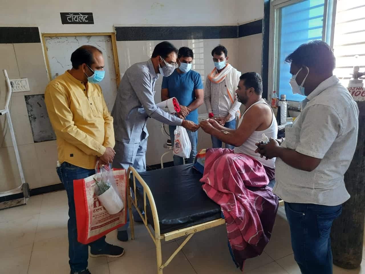 अशोकनगर: कोरोना मरीजों का मनोबल बढ़ाने विधायक ने कोविड वार्ड में कराया हनुमान चालीसा पाठ