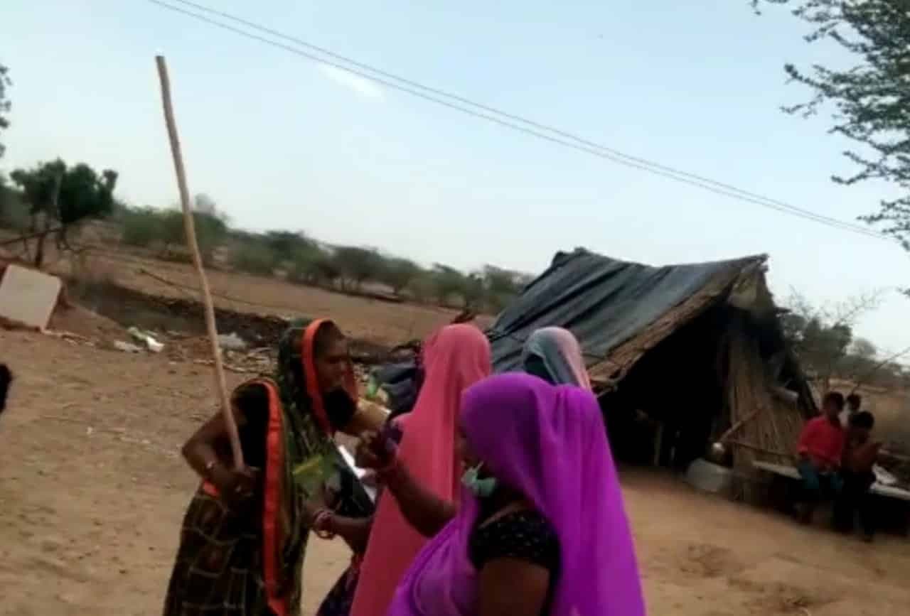 मुरैना : ग्रामीण महिला ने स्वास्थ्य कार्यकर्ता पर किया लट्ठ से हमला, वीडियो वायरल