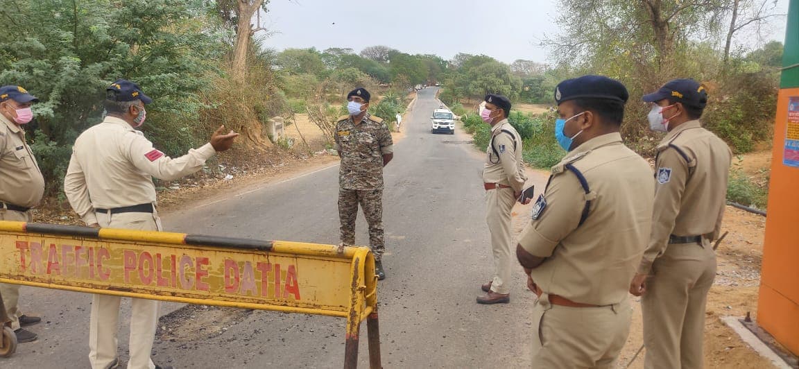 दतिया पुलिस का कड़ा पहरा, अंतरराज्यीय सीमाएं सील, आवाजाही पर लगी रोक