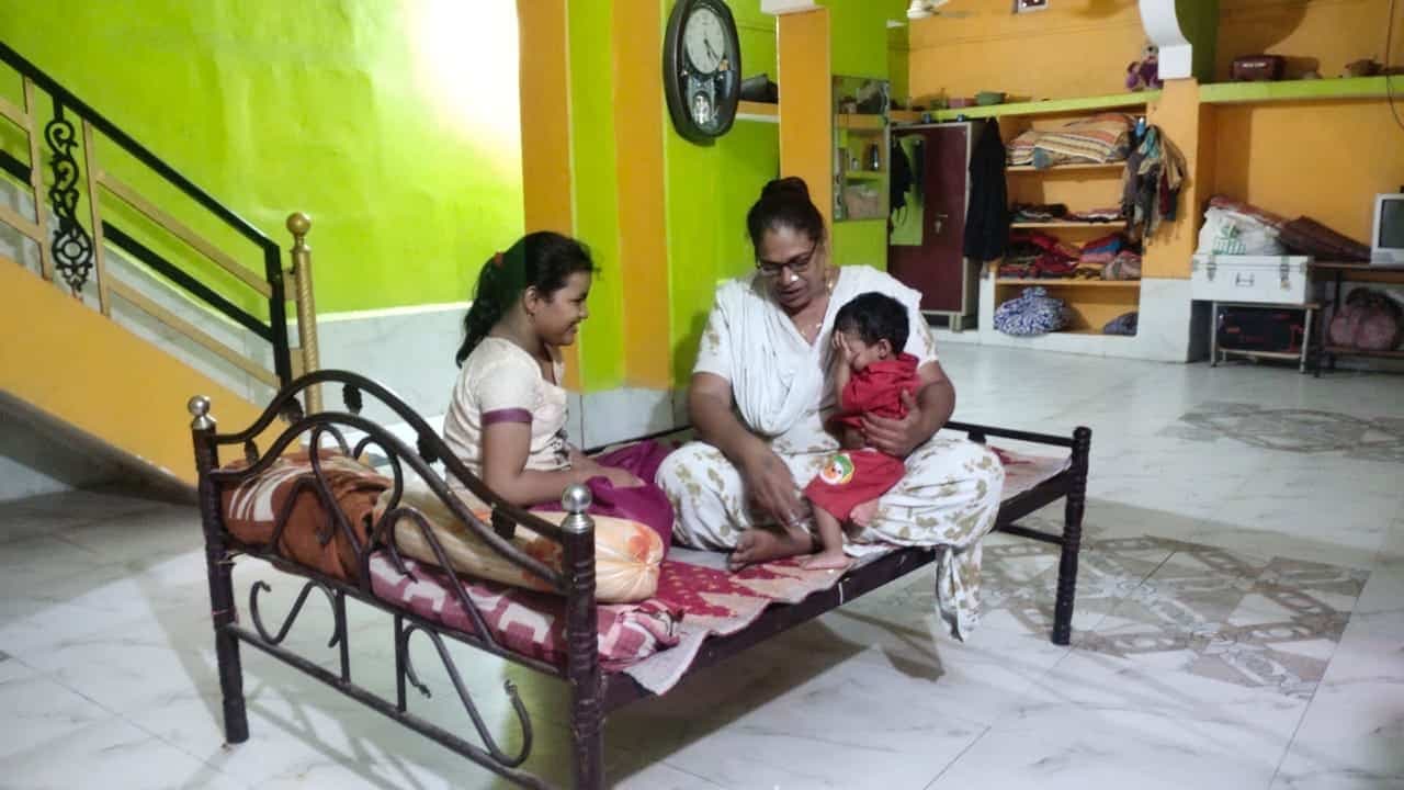 Mother’s Day: दो मासूमों को अपनो ने ठुकराया तो मां बन किन्नर ने अपनाया, पढ़े बैतूल की गुरु शोभा की कहानी
