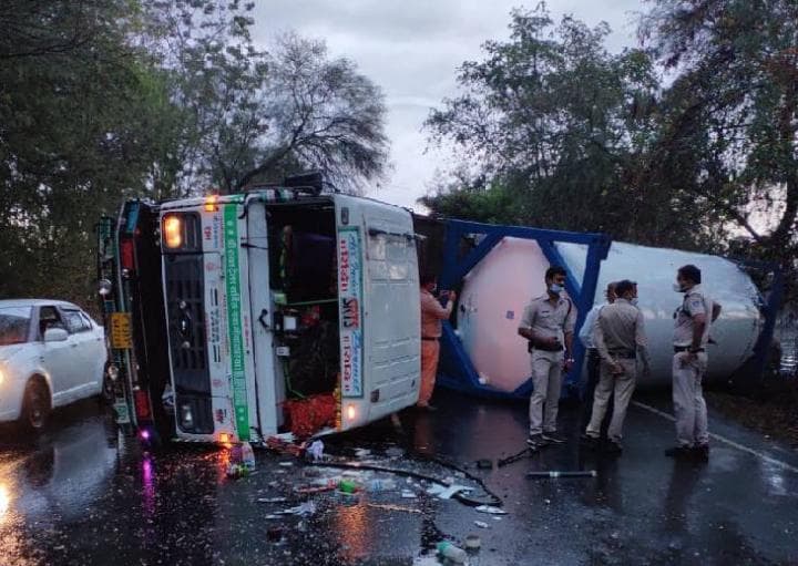 भोपाल आ रहा ऑक्सीजन से भरा टैंकर सागर में पलटा, बड़ा हादसा टला
