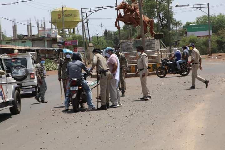 शिवपुरी में कोरोना कर्फ्यू का जायजा लेने शहर भ्रमण पर निकले कलेक्टर और पुलिस अधीक्षक