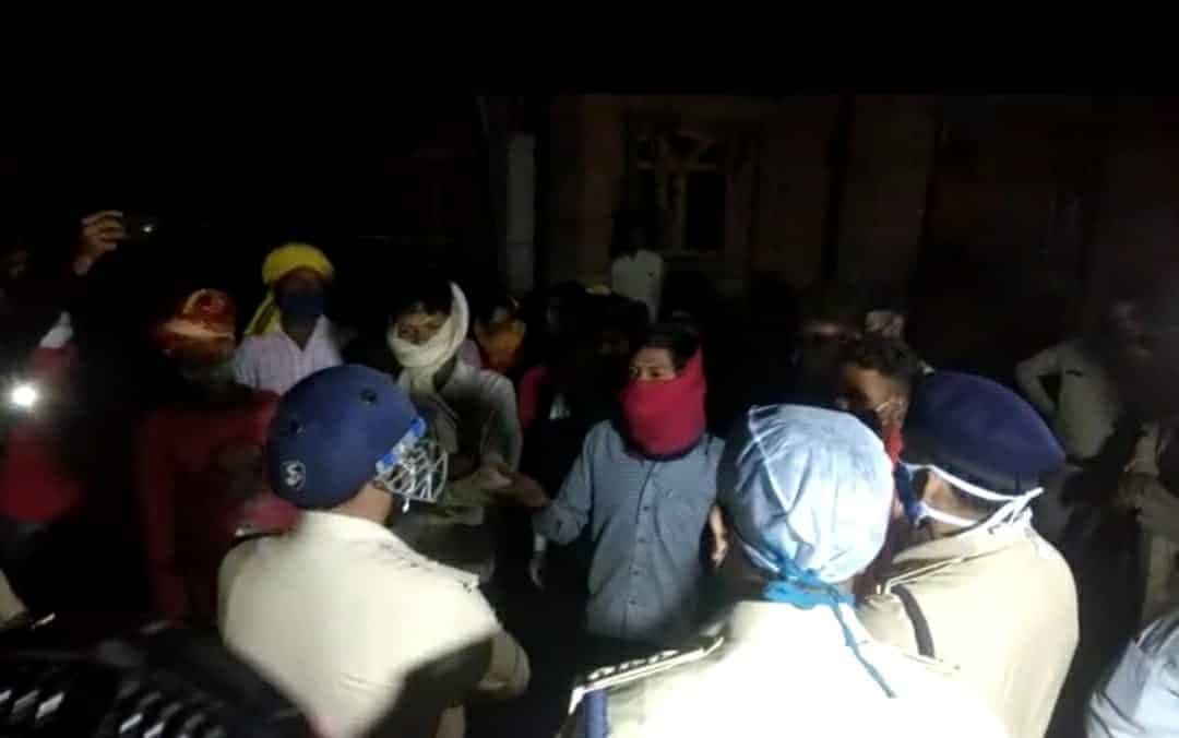 शादी में जुटी भीड़ हटाने गई पुलिस पर ग्रामीणों ने किया हमला, टीआई घायल