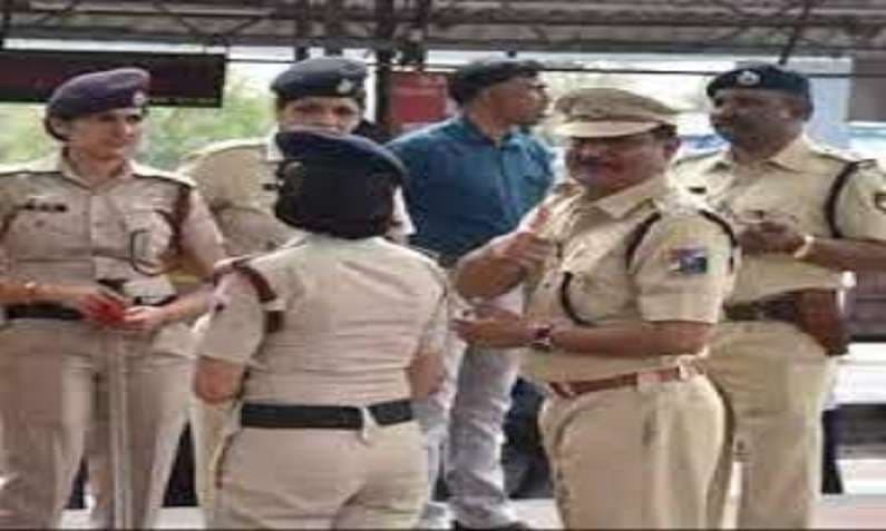 पुलिस का अभद्र व्यवहार, धरना देती नर्सेस से बोले TI- जूते खाकर ही मानोगी क्या?