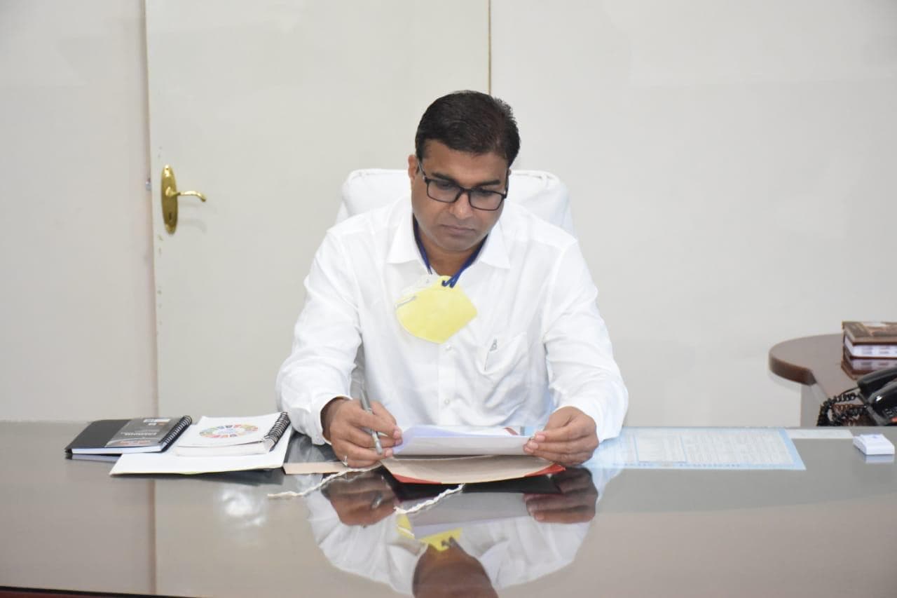 सिंगरौली कलेक्टर की कार्यवाही, लापरवाही के चलते 7 कर्मचारी निलंबित, 14 अधिकारियों को कारण बताओ नोटिस जारी