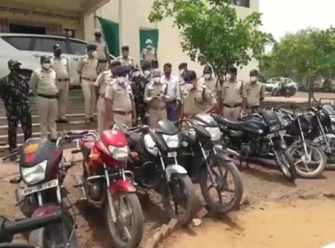 कोरोना कर्फ्यू में बाइक चुराने वाला गिरोह पुलिस गिरफ्त में, तीन आरोपियों से 20 गाड़ी बरामद
