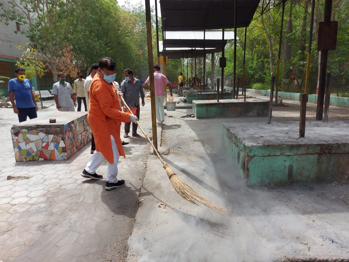 प्रायश्चित करने मुक्तिधाम पहुंचे ऊर्जा मंत्री, झाड़ू लगाई सेनेटाइजेशन भी किया