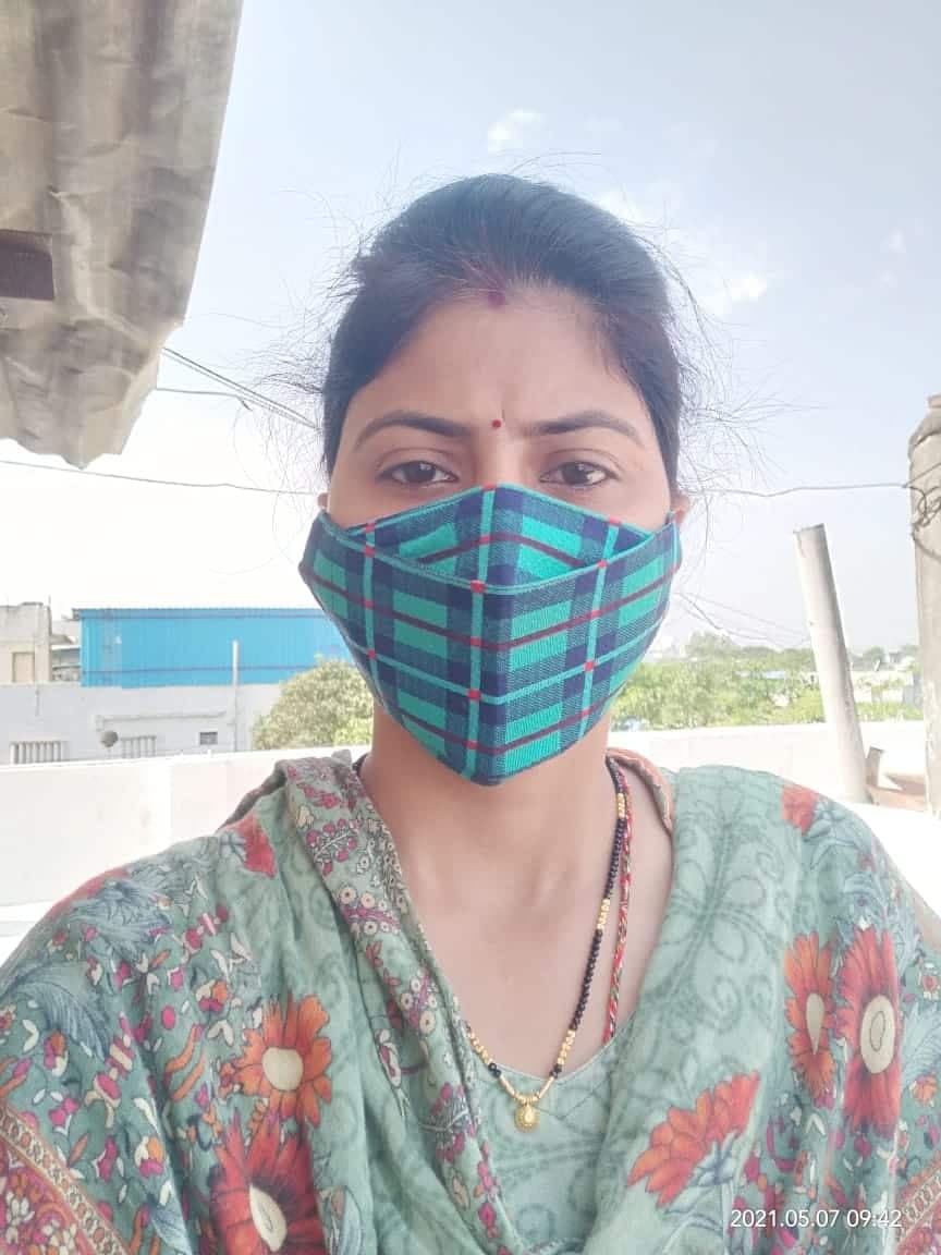 कोरोना कर्फ्यू साइड इफेक्ट – महिला प्रोफेसर का हाथ मरोड़ा और बच्चों को बिल्डिंग से फेंकने की दी धमकी
