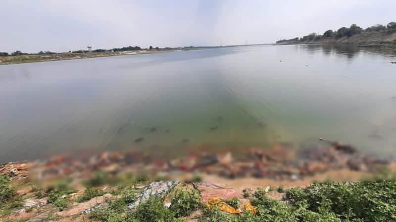बिहार में गंगा किनारे लगा शवों का ढेर, जानिए क्या है पूरा मामला