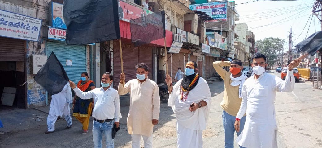 किसान आंदोलन के समर्थन में सड़क पर उतरे कांग्रेस नेता, दिखाए काले झंडे