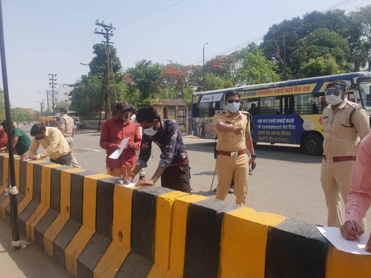 इंदौर पुलिस ने भरवाया अनूठा शपथ पत्र ताकि न करे कोई कर्फ्यू का उल्लंघन