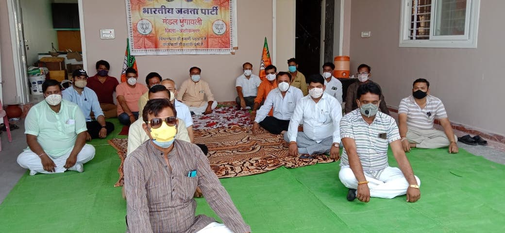 पश्चिम बंगाल में भाजपा कार्यकर्ताओं की हत्या के विरोध में राज्यमंत्री बृजेंद्र सिंह यादव ने मुंगावली में दिया धरना