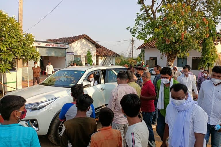 जबलपुर में सांसद राकेश सिंह की बैठक में उड़ी कोरोना नियमों की धज्जियां, अधिकारी रहे मौन