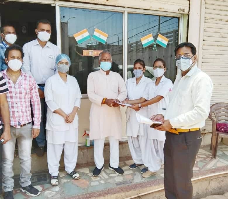 गुना : विधायक के पास पहुंचे संविदा स्वास्थ्य कर्मचारी, सौंपा ज्ञापन