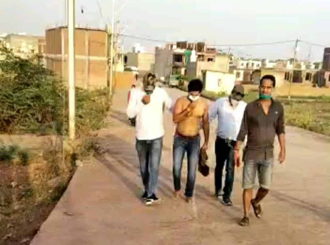 इनामी बदमाश को पकड़ने आई यूपी पुलिस को लोगों ने बंधक बनाया और खदेड़ा, बदमाश को छुड़ाया