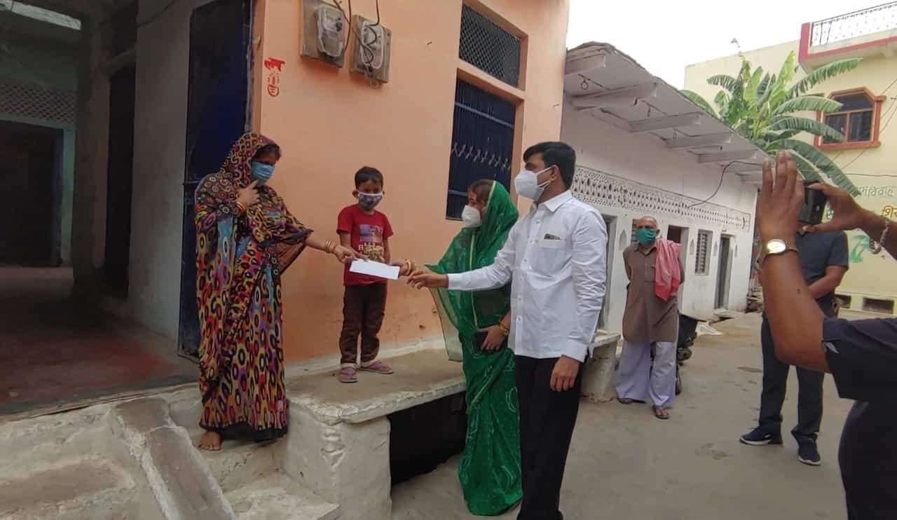 मदर्स-डे पर असहाय मां की मदद करने पहुंचे टीकमगढ़ विधायक, कहा हर महीने करेंगे 2 हजार की सहायता
