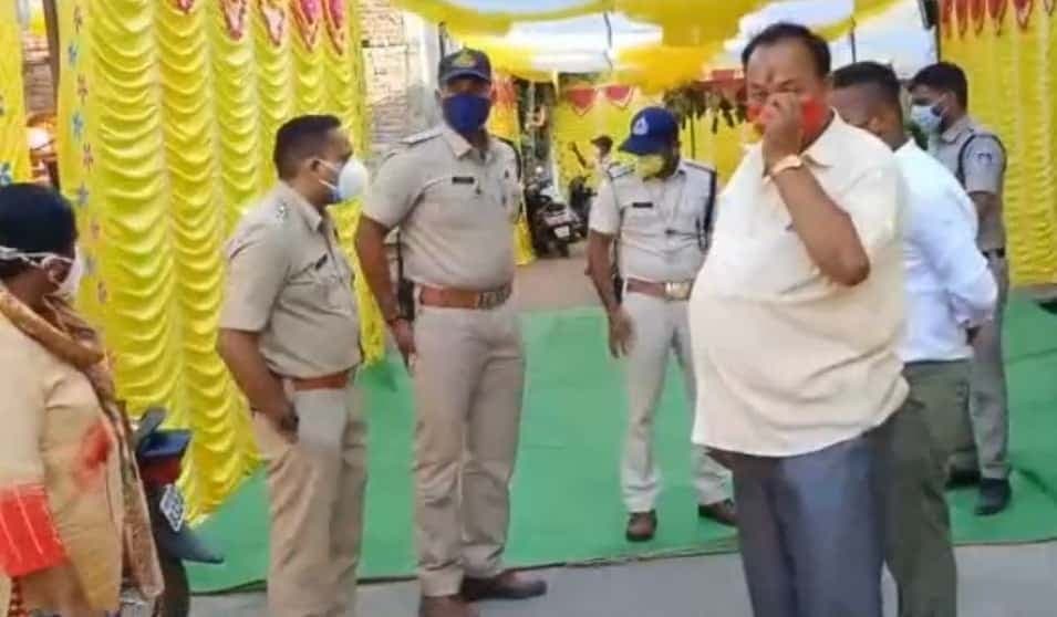 खण्डवा : MLA की भतीजी की धूमधाम से शादी, प्रशासन ने रूकवाई