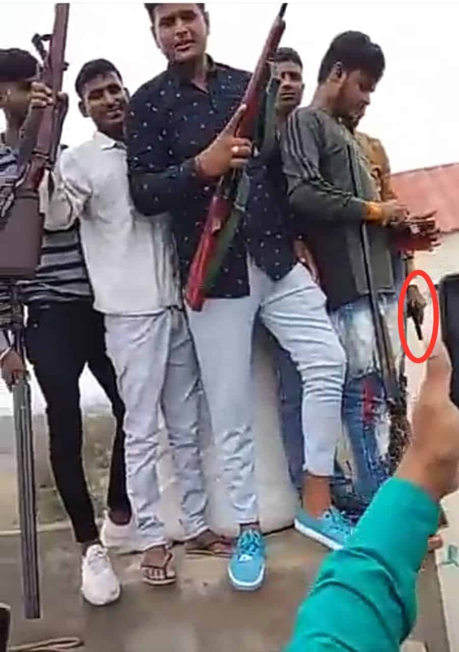 प्रतिबंध की उड़ी धज्जियां, तमंचा लहराकर मनाई गई बर्थडे पार्टी, डाकू रामबाबू के नाम के लगे नारे