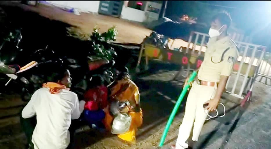 कोरोना कर्फ्यू के बीच पुलिस ने शादी में जाने से रोका तो धरने पर बैठा परिवार