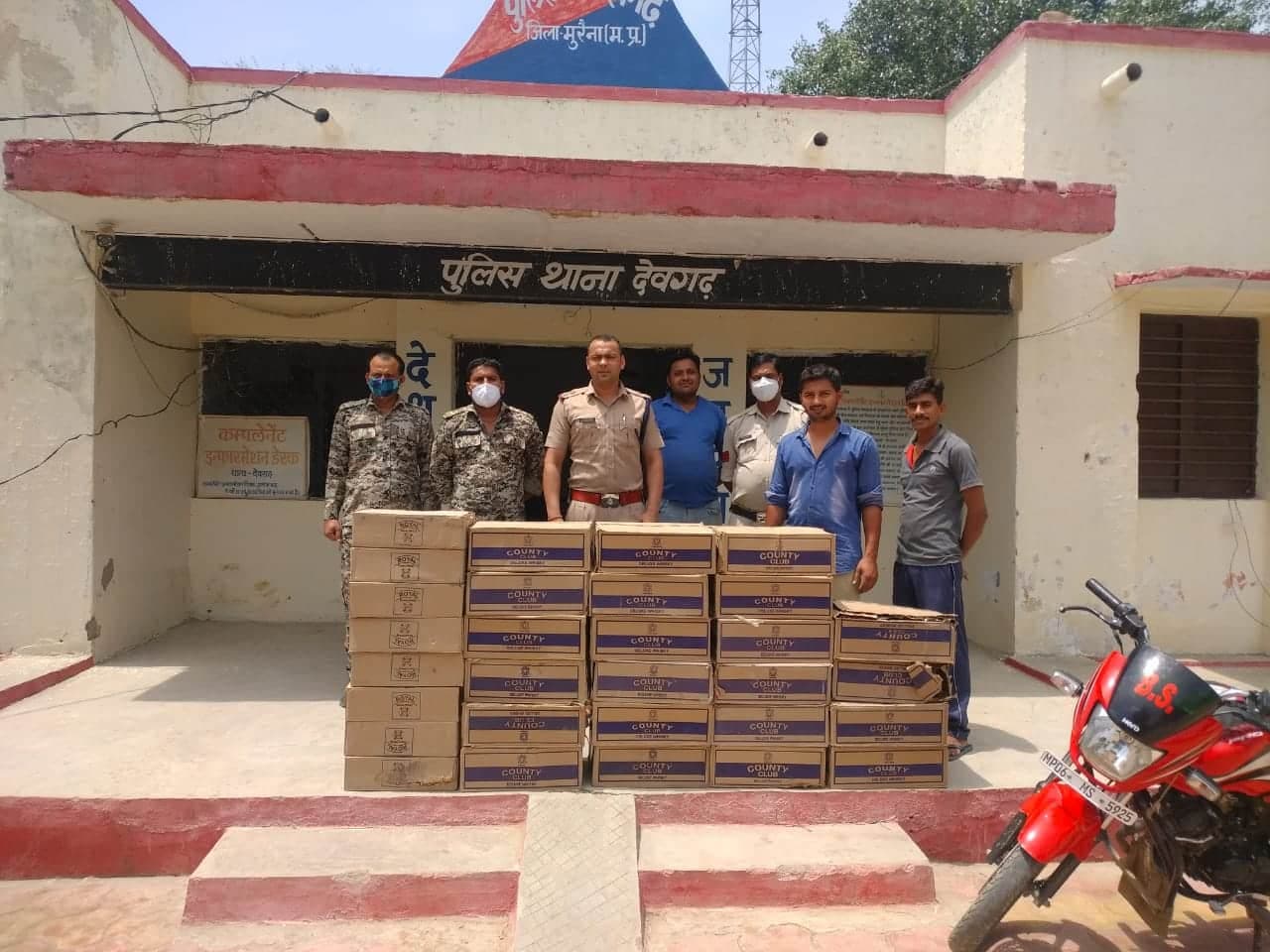 मुरैना : पुलिस ने जब्त की 30 पेटी अवैध शराब, आरोपी फरार