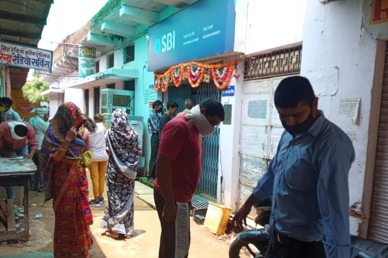 सेवढ़ा: स्टेट बैंक प्रबंधक ने ग्राहकों के लिए गर्मी में कूलर व छाया की व्यवस्था का किया प्रबंध