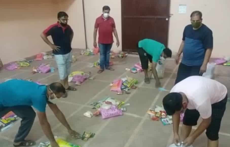 सीहोर : जरूरतमंदों की मदद के लिए आगे आए किराना व्यापारी, लोगों तक पहुंचा रहे राशन के पैकेट
