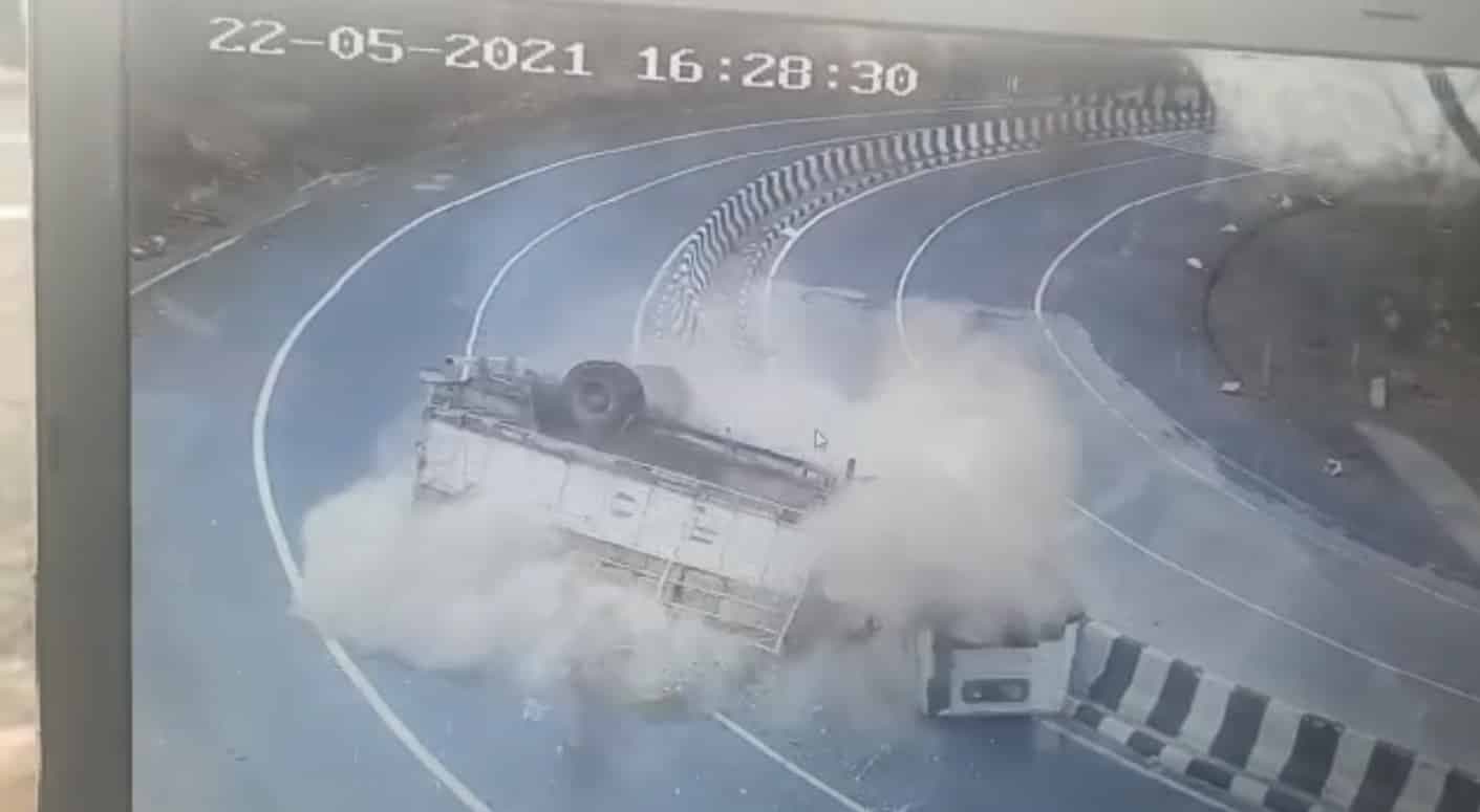 Road Accident : डिवाइडर में घुसा तेज रफ्तार ट्रक, हुए दो टुकड़े, सीसीटिव में कैद हुआ हादसा