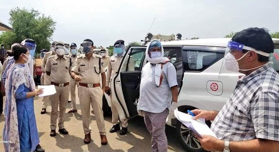शिवपुरी : सिकंदरा बॉर्डर पहुंचे कलेक्टर और एसपी, कोविड-19 जांच केंद्र का किया निरीक्षण
