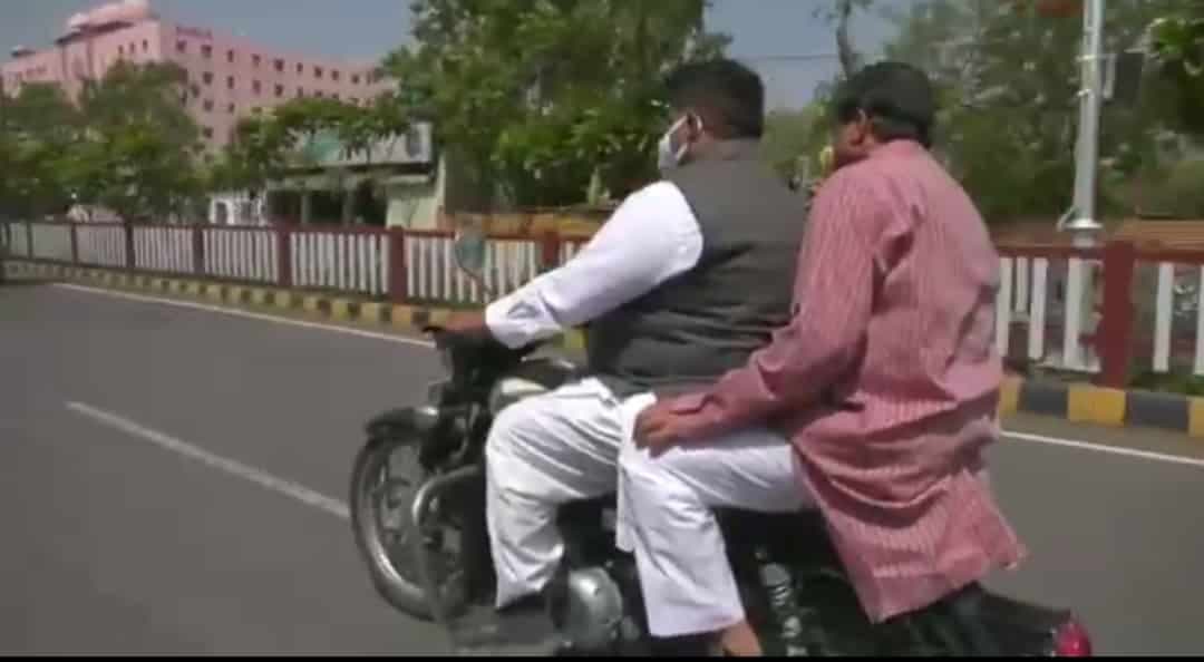 उज्जैन: बिना हेलमेट पकड़े गए MP और कैबिनेट मंत्री, मानी गलती, कटवाया चालान