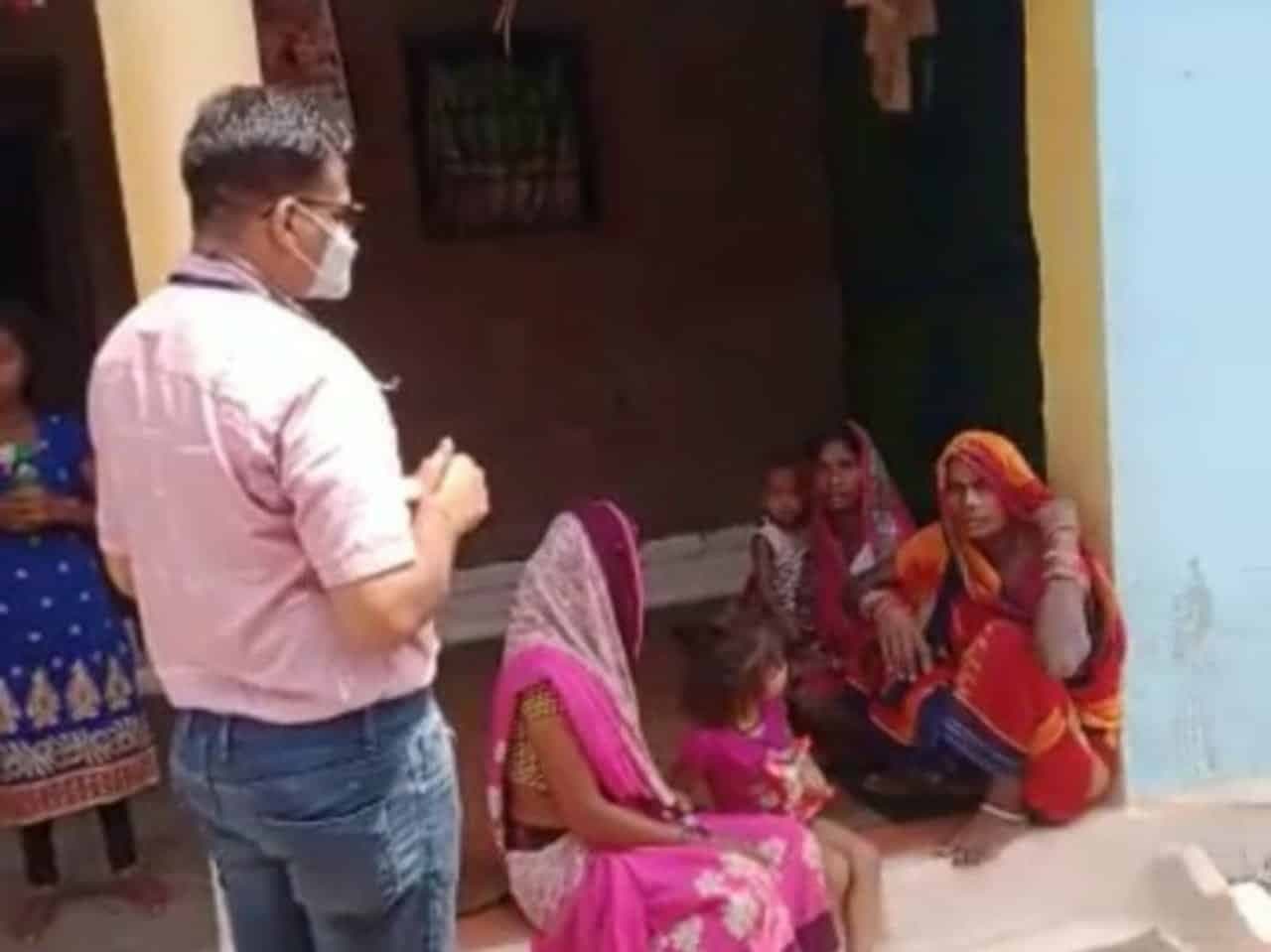 ग्रामीण क्षेत्रों में वैक्सीनेशन के लिए करनी पड़ रही मशक्कत, गांव वाले कर रहे अभद्रता