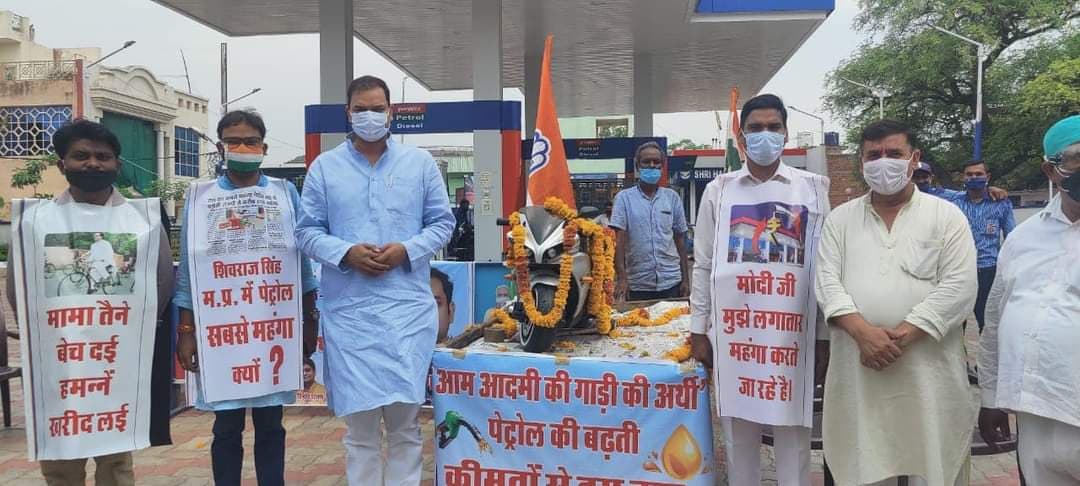 पेट्रोल डीजल मूल्य वृद्धि: महिला कांग्रेस ने बजाई ढोलक, कांग्रेस नेता बैठे पेट्रोल पम्पों पर