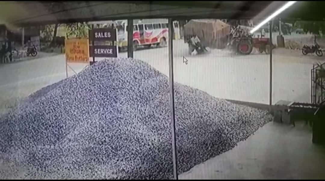 रेत से भरी ट्रैक्टर ट्रॉली बाइक सवार पिता पुत्र पर पलटी, पिता की मौत, घटना CCTV में कैद