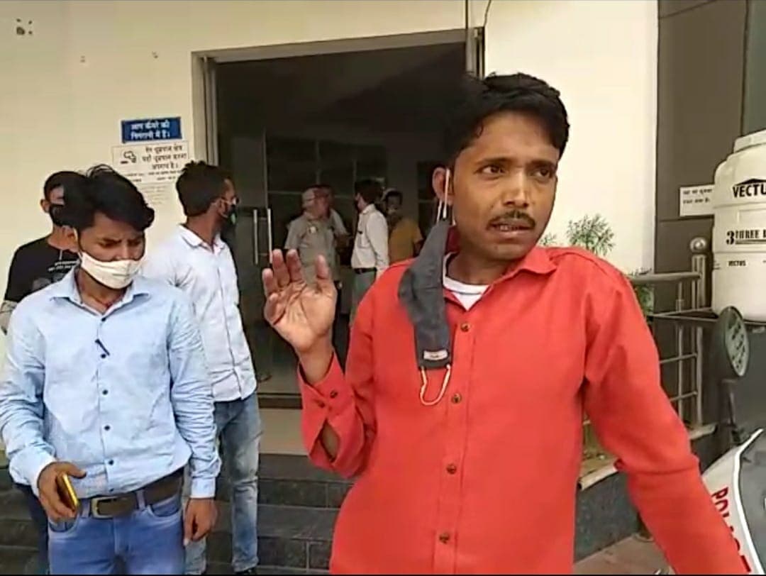 नगर निगम कर्मचारी के साथ ऑफिस में मारपीट, पूर्व पार्षद के बेटे पर लगे आरोप