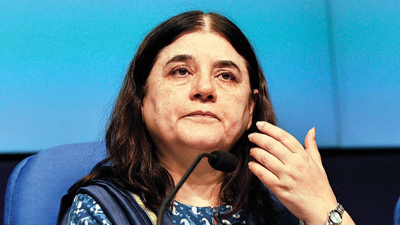 कुत्ते के इलाज में लापरवाही पर मेनका ने डॉक्टर को कहा कुत्ता, दी गालियां