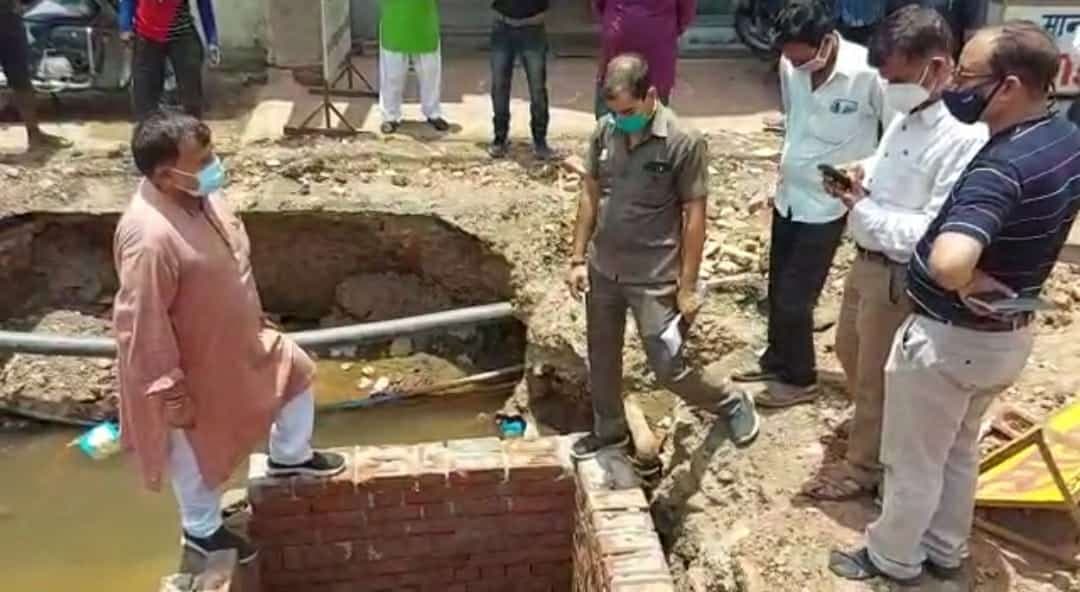एक लात नहीं सह पाई भ्रष्टाचार की दीवार, गिरते-गिरते बचे मंत्री जी