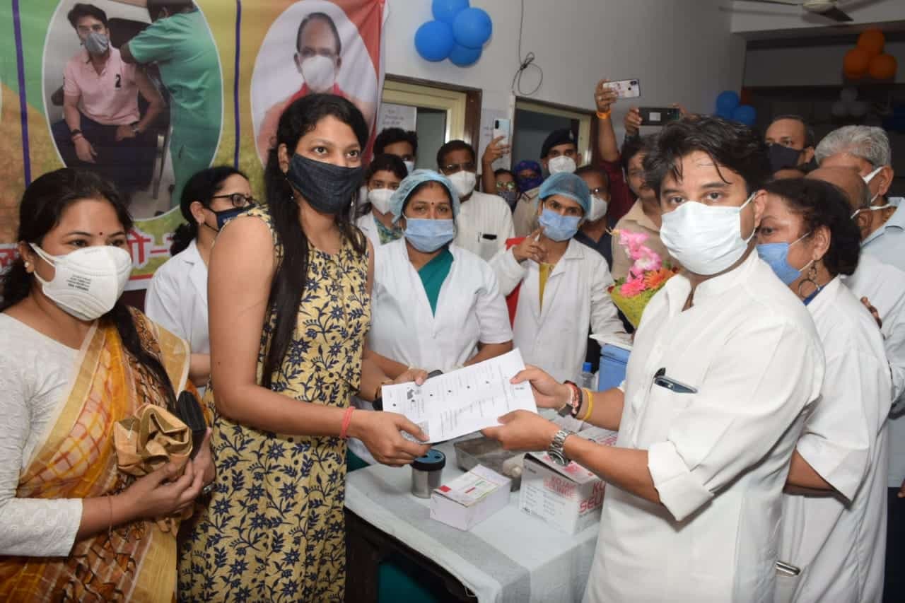 उत्सव में बदला वैक्सीनेशन महाअभियान, सेंटर्स पर लगी लम्बी लम्बी लाइनें, पार हुआ लक्ष्य